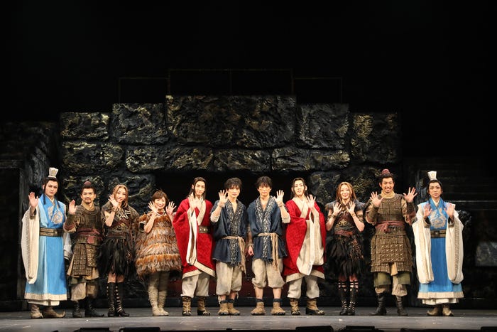 (左から)神里優希、梶裕貴、美弥るりか、華優希、小関裕太、三浦宏規、高野洸、牧島輝、梅澤美波、有澤樟太郎、鈴木大河(提供写真)