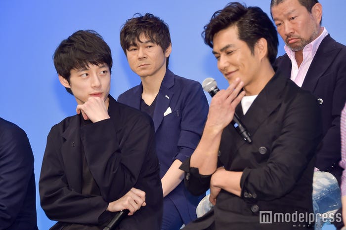 考えるときに口元に手を持ってくる癖がある北村一輝 (C)モデルプレス