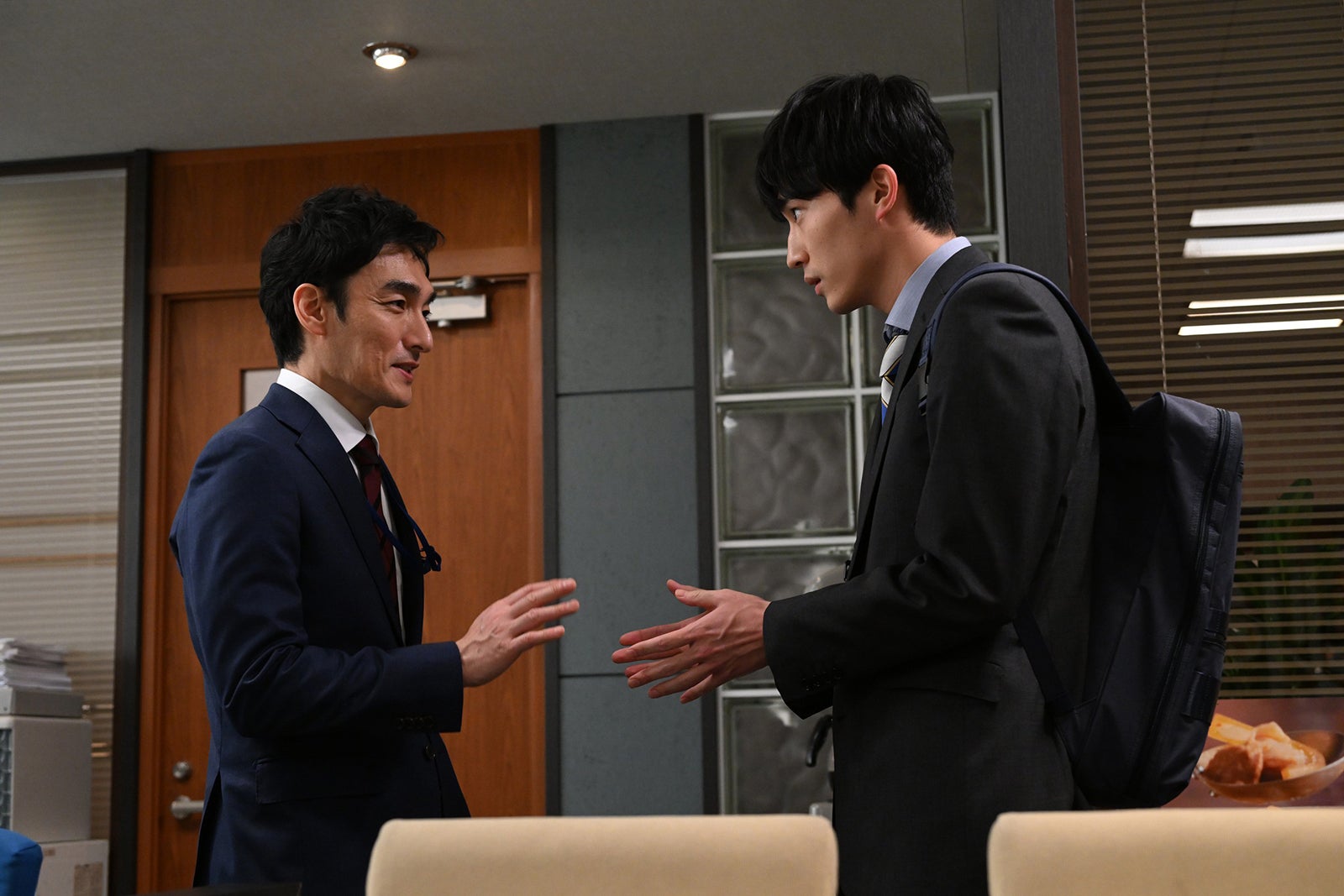 草なぎ剛、杉野遥亮 「罠の戦争」第1話より（C）カンテレ