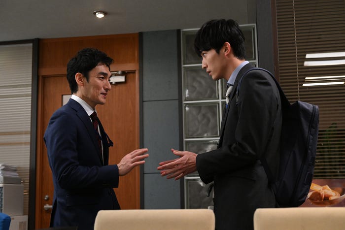 草なぎ剛、杉野遥亮 「罠の戦争」第1話より(C)カンテレ