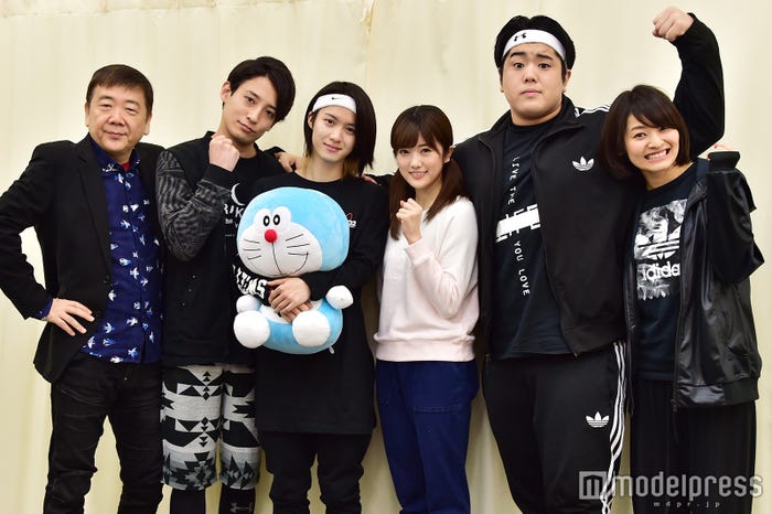(左から)鴻上尚史(脚本・演出)、陳内将(スネ夫)、小越勇輝(のび太)、樋口日奈(しずかちゃん)、皇希(ジャイアン)、佃井皆美(チッポ)(C)モデルプレス