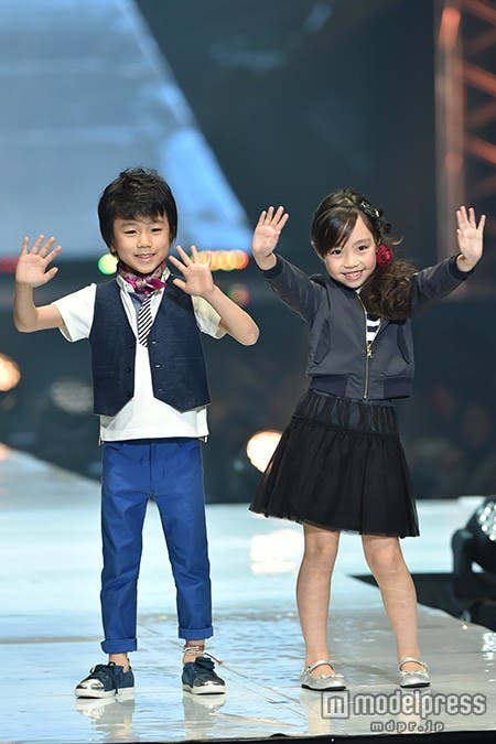 手を振って魅せるキュートな笑顔