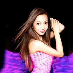 モデルプレス - 板野友美、超ミニスカ姿でクラブに降臨