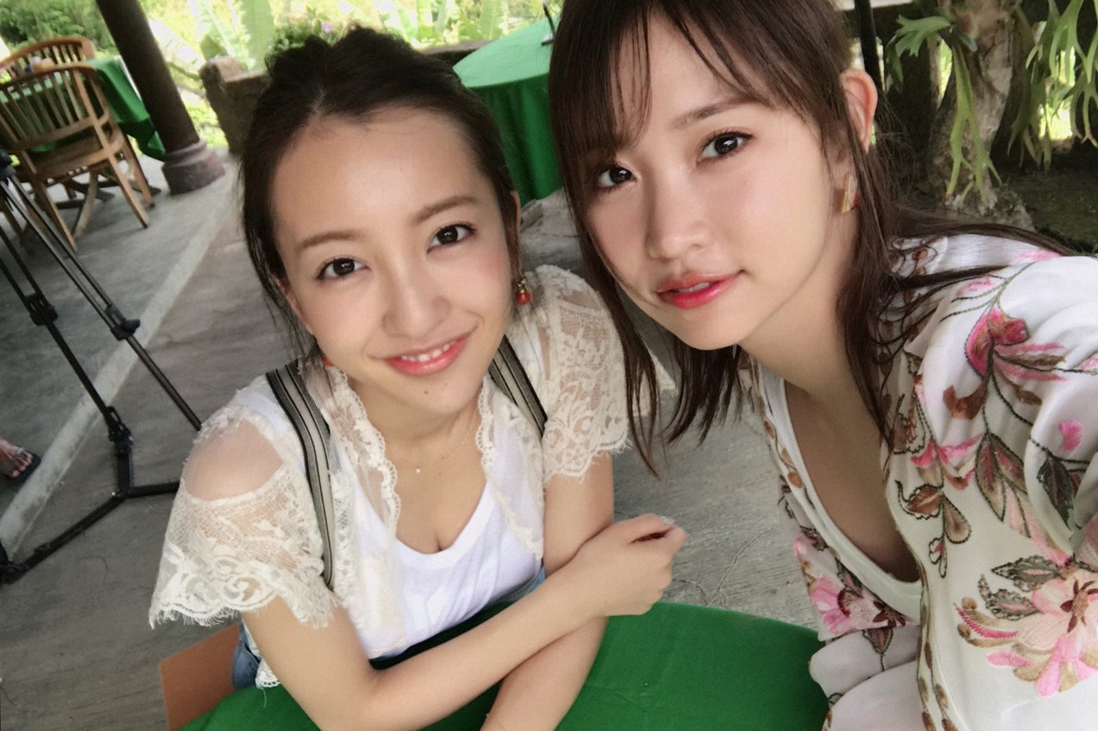 （左から）板野友美、永尾まりや／バリ 棚田内のランチ（C）TBS