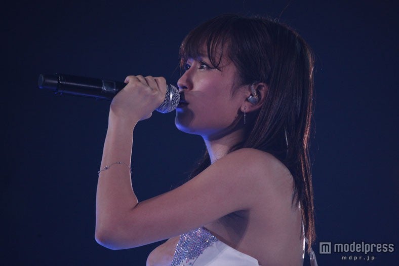 ファンへ挨拶する前田敦子（C）AKS