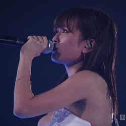 ファンへ挨拶する前田敦子(C)AKS