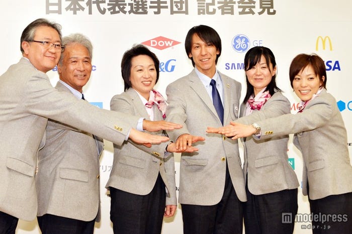 (左より)伊東秀仁総監督、古川年正副団長、橋本聖子団長、葛西紀明主将、田畑真紀副将、小笠原歩旗手