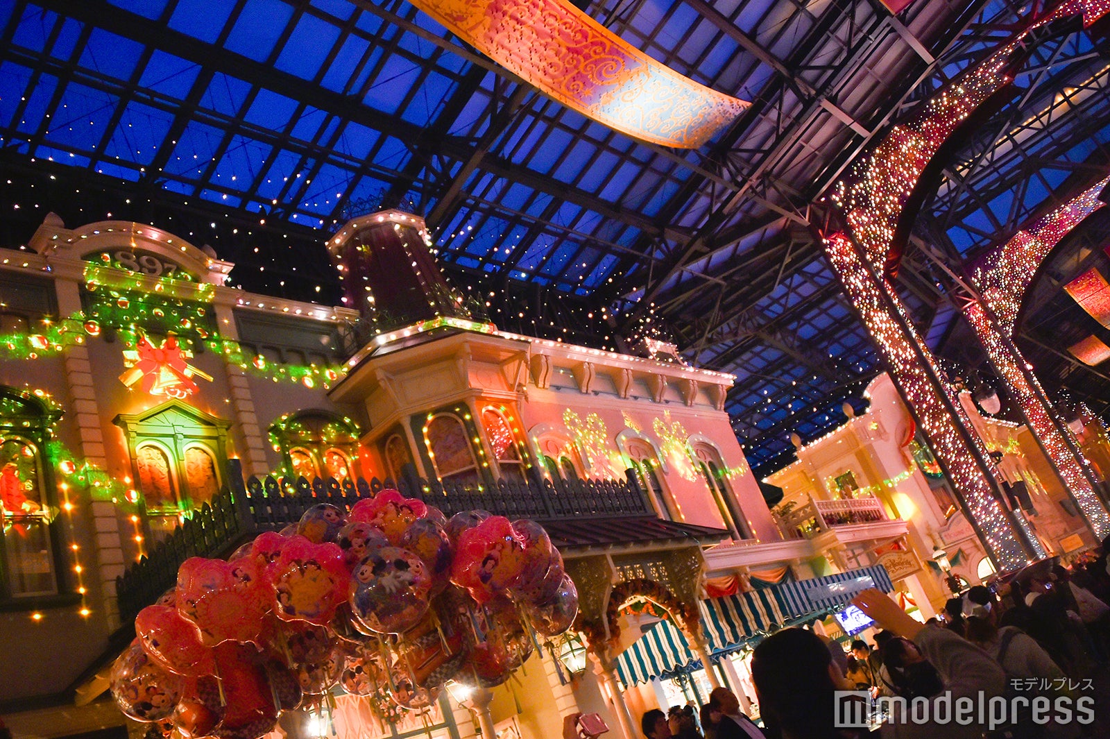 「セレブレーションストリート」クリスマスバージョン （C）モデルプレス（C）Disney