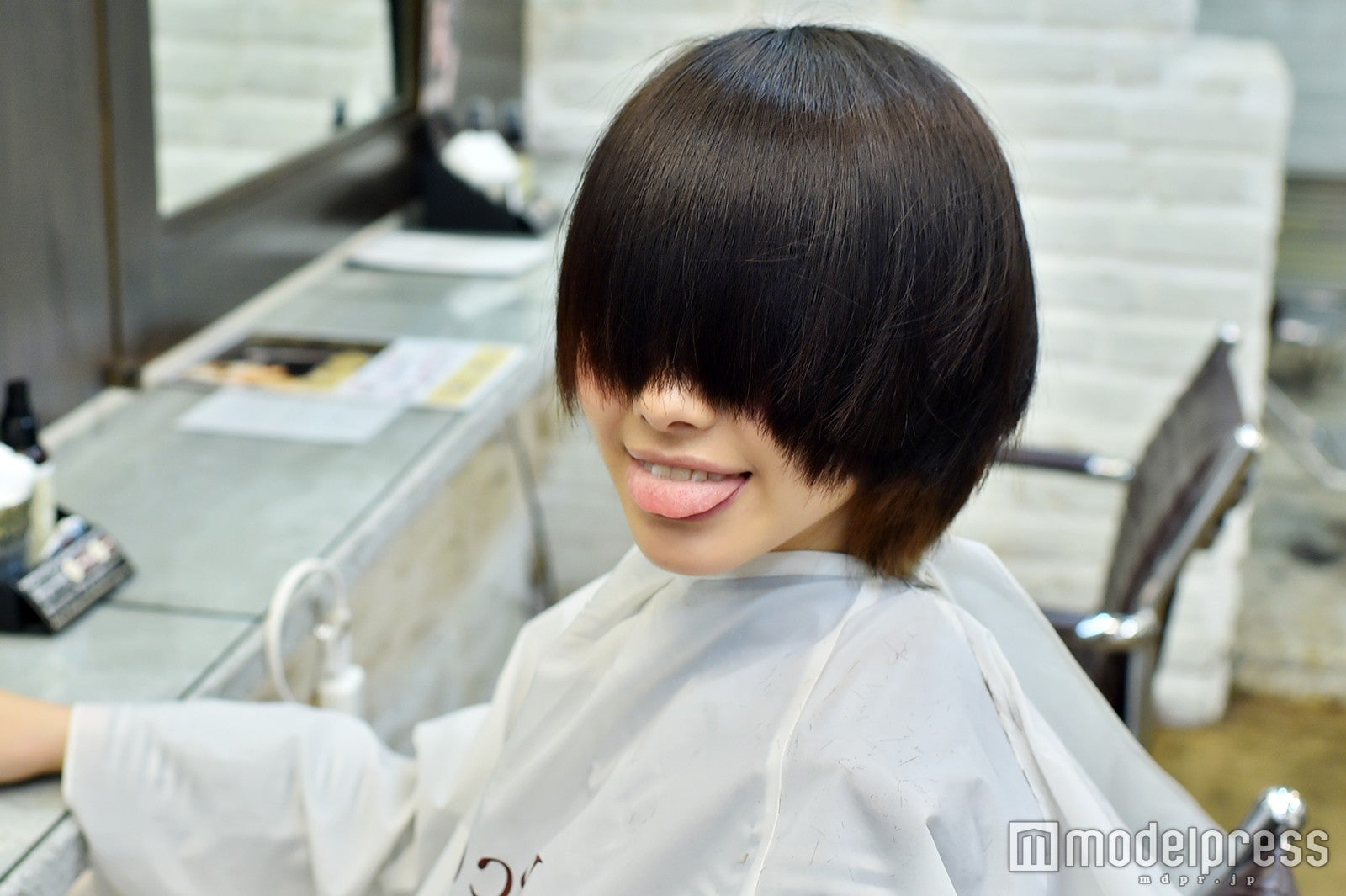 最初はドキドキだったけど、いざ切ったら大満足の様子。Newヘアで楽しんでいました。（C）モデルプレス