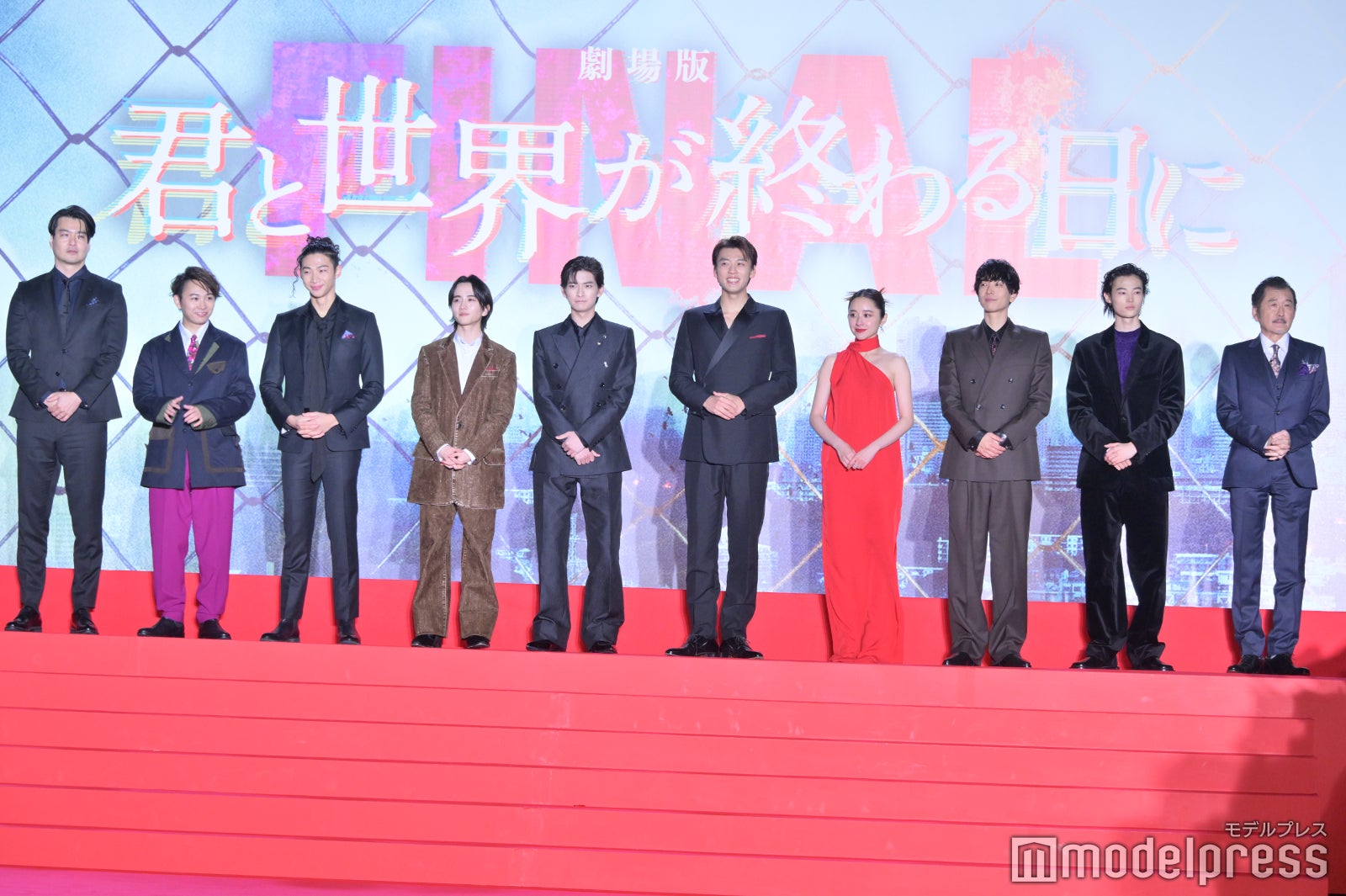 （左から）菅原伸太郎監督、須賀健太、橘優輝、板垣李光人、高橋文哉、竹内涼真、堀田真由、黒羽麻璃央、窪塚愛流、吉田鋼太郎（C）モデルプレス