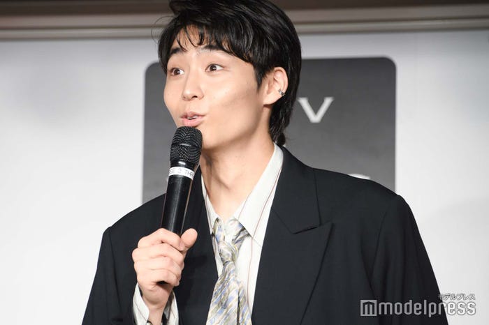 重版決定に驚く八村倫太郎(C)モデルプレス