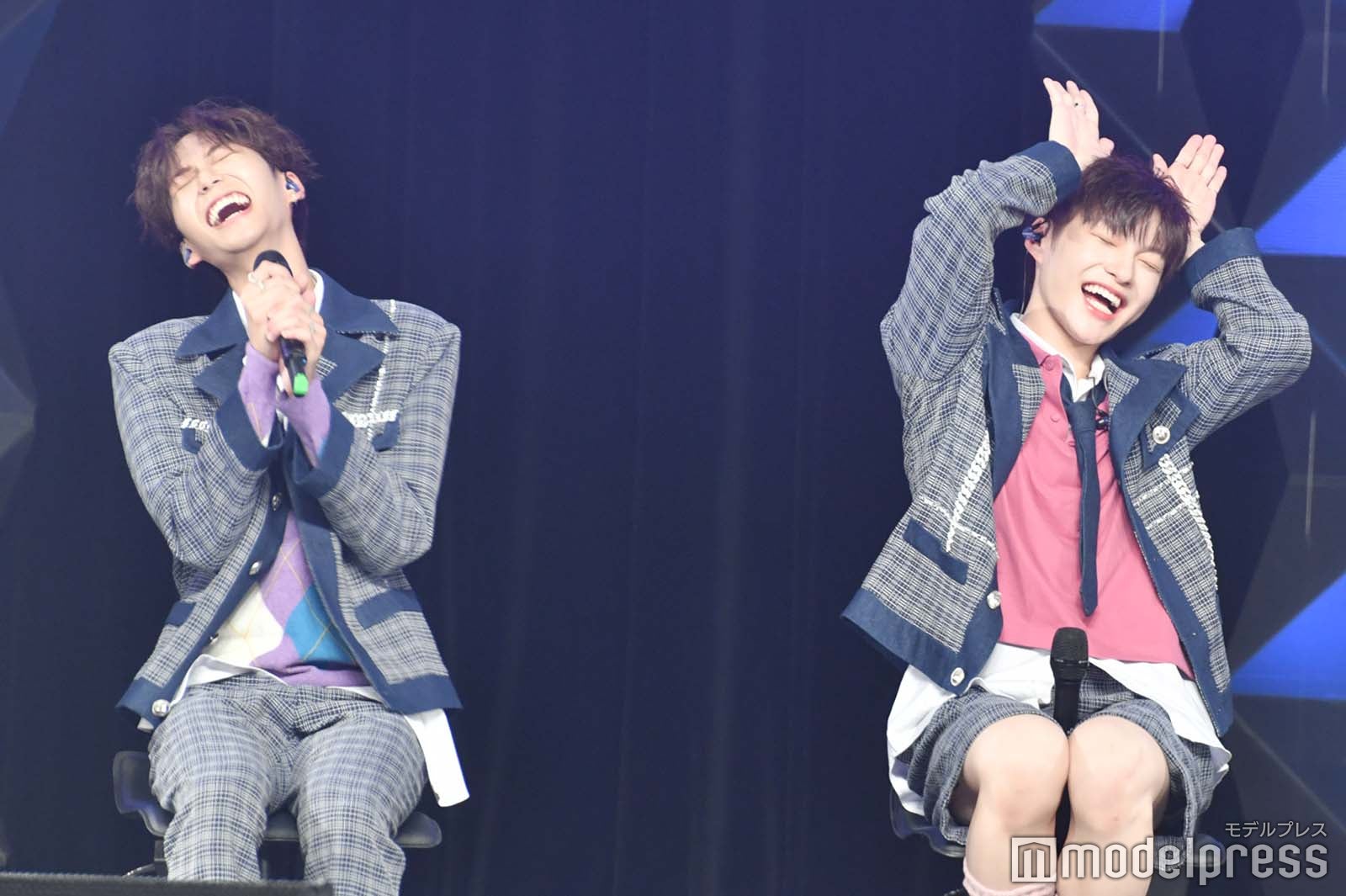 タクトの“うさぎ”ポーズに悶絶するアントニー（C）モデルプレス