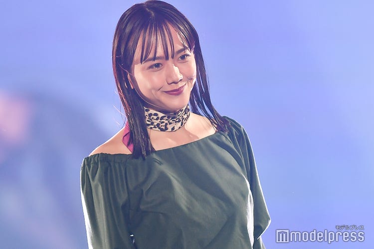 画像1 7 松井愛莉 新ヘア が可愛い 美デコルテ披露コーデで視線集める 神コレ19a W モデルプレス