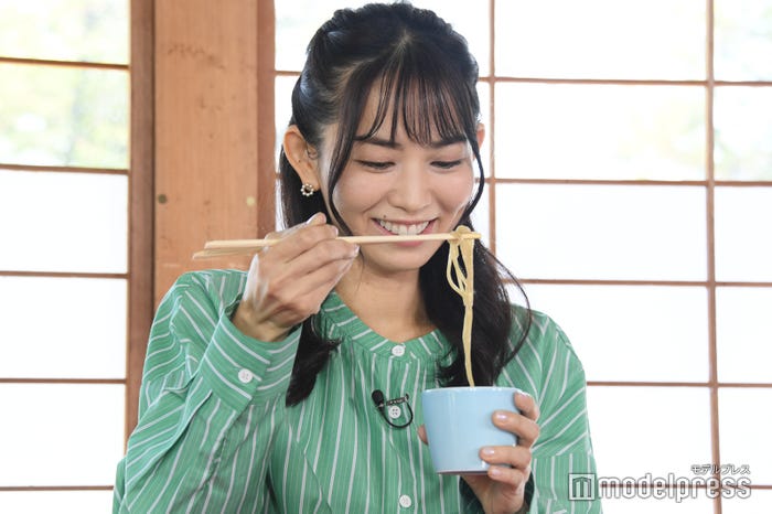 念願の正門蕎麦を食べる市川由衣(C)モデルプレス