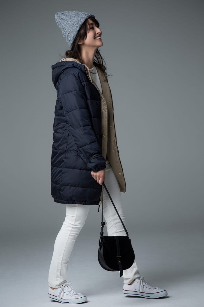 リバーシブルモッズコート¥9,990、USAコットンボートネックプルオーバー¥990、コーデュロイスキニーパンツ¥2,990、ケーブルニット帽¥2,990、ラウンドポシェット¥4,590/以上AMERICAN HOLIC スニーカー 参考商品(C)TOPLOG