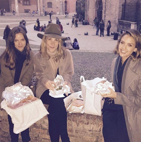 ボローニャと思われる地で外ランチを楽しむジェシカ。Jessica Alba Instagram