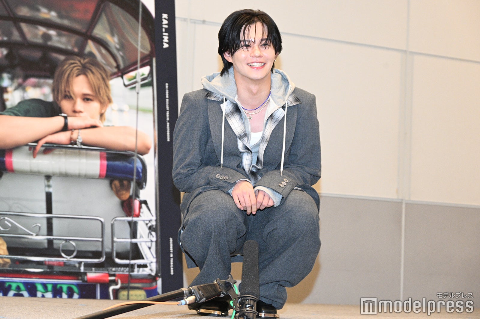 報道陣と同じ目線になろうとするカイ（C）モデルプレス