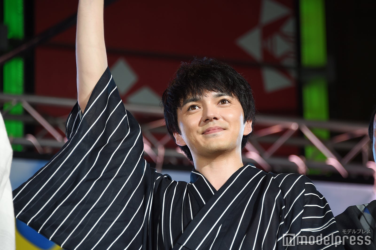 観客に手を振る林遣都 （C）モデルプレス