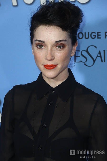 映画『ペーパータウン』のNYプレミアに現れたセイント・ヴィンセント。FameFlynet Pictures/Zeta Image