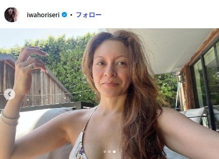 LA移住の人気モデル、鏡越しに際立つ美脚披露「アングルカッコよすぎ」「全てがおしゃれ」