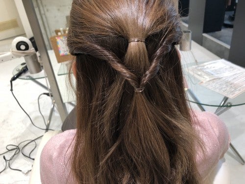 STEP2で作ったハーフアップを2回くるりんぱする