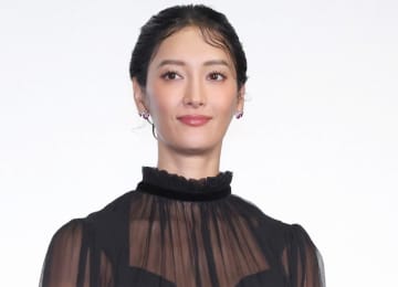 「リアルディズニープリンセス」「美しい香りが漂ってきそう」菜々緒 健康美抜群の小麦肌にファンから絶賛の声