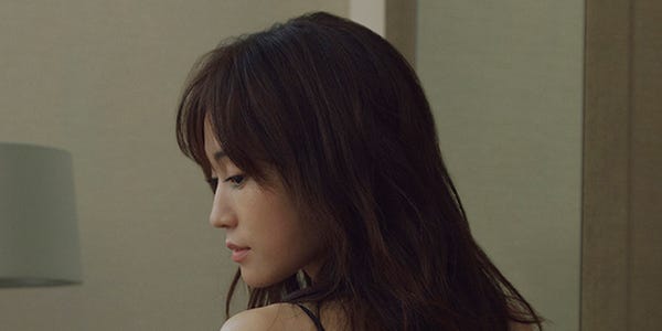 前田敦子、ランジェリー姿で美背中大胆披露 約14年ぶり写真集先行カット解禁 - モデルプレス