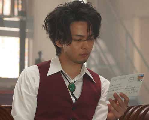 中村倫也、話題の無精髭&ボサボサ髪姿を公開「実際に髭をのばしたい」と直談判<美食探偵>