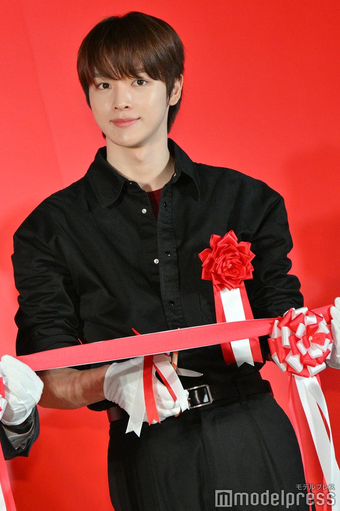 テープカットまで待機するソンチャン(C)モデルプレス