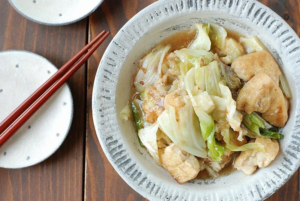 完成したキャベツと厚揚げのうま煮が盛り付けられた器と箸