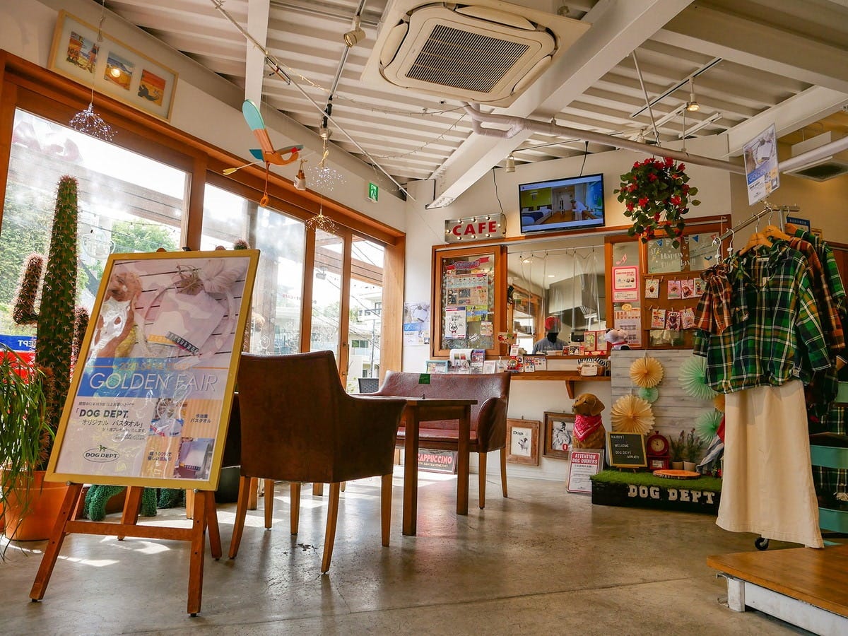 1階カフェには、4人掛けソファ席、2名横並びのテーブル席が2つあります