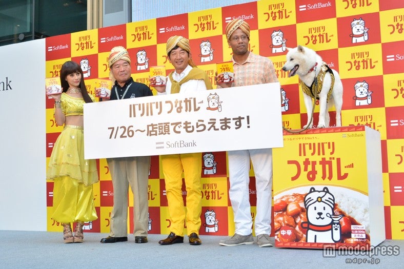 ソフトバンクモバイル「バリバリつなガレー」配布開始イベントに出席した（左から）ダレノガレ明美、ガッツ石松、石田純一、ダンテ・カーヴァー、白戸家のお父さん