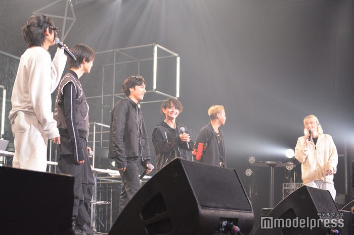 ハーフタイムのトークコーナー/(左から)edhiii boi、RUI、KANON、TAIKI、REIKO、SKY-HI(C)モデルプレス