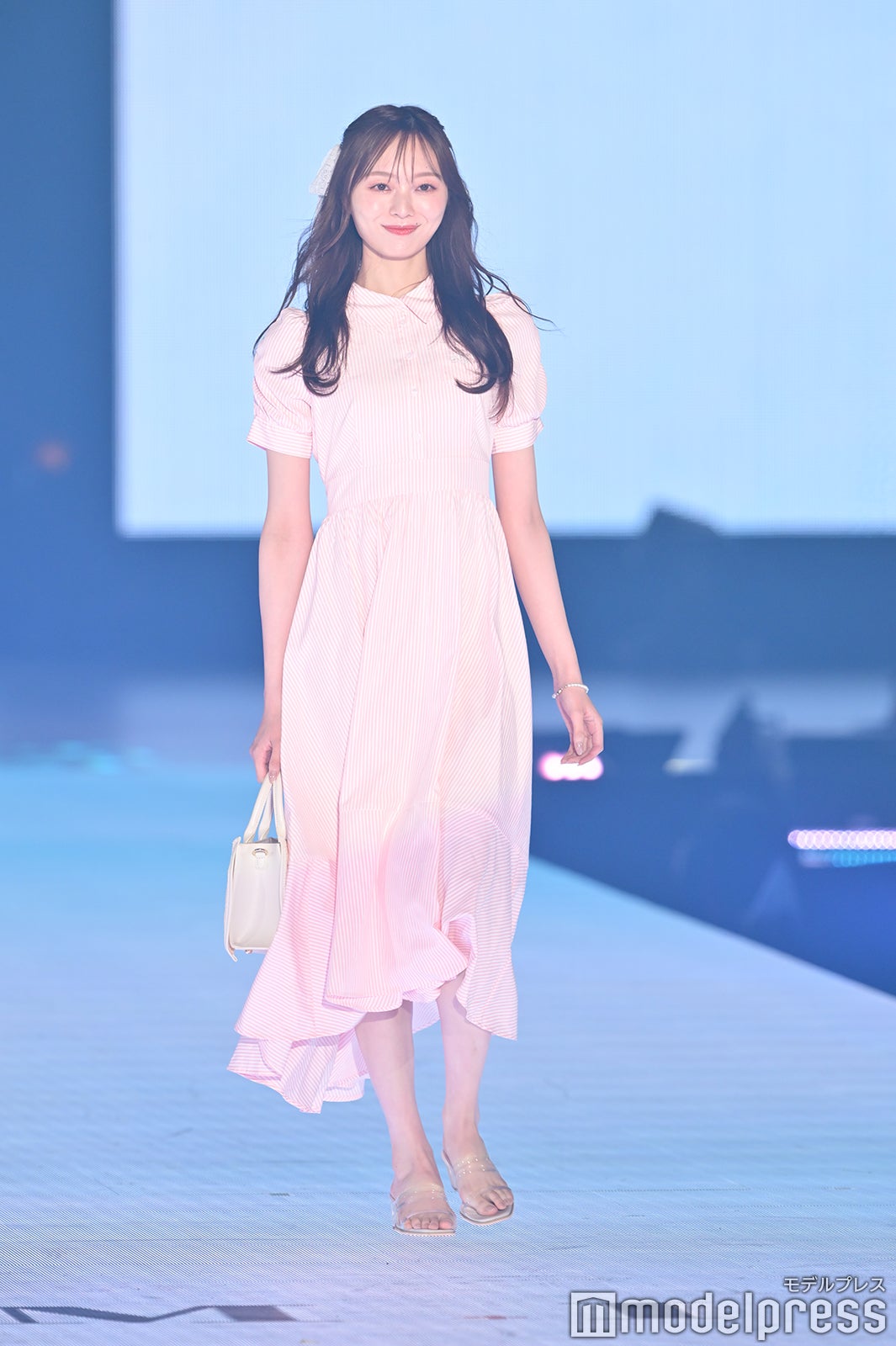 乃木坂46梅澤美波、春っぽピンクワンピでキュートに決める