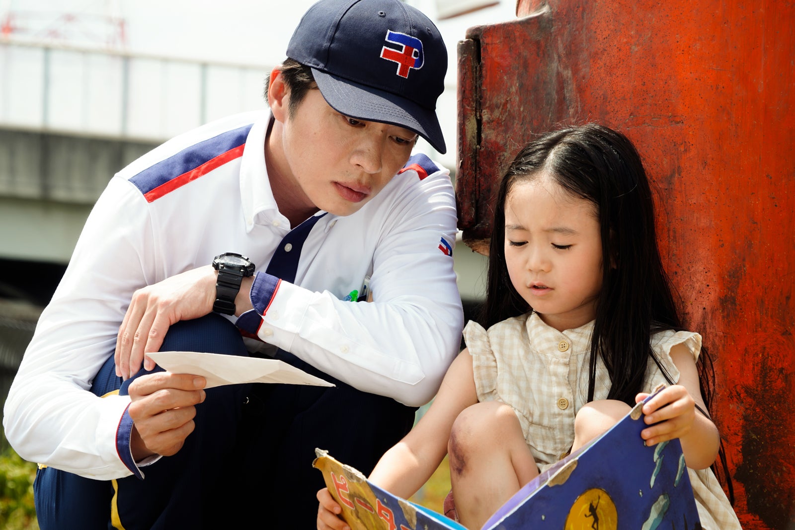 田中圭、泉谷星奈「ブラックポストマン」第4話より（C）テレビ東京