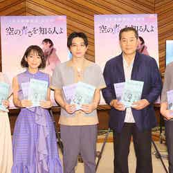 （左から）若山詩音、吉岡里帆、吉沢亮、松平健、長井龍雪監督（C）2019　SORAAO　PROJECT