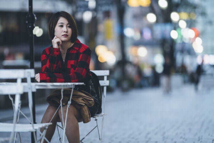 虚しい瞬間ランキング5位「既婚者の知人・友人と疎遠になってきた時」