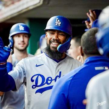 ドジャース テオスカーが四回に14号2ランで加点 ロバーツ監督が手荒く祝福 二回はタッカーの15号ソロで先制