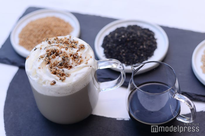 「ゴマ ゴマ ゴマ ラテ」 (C)モデルプレス