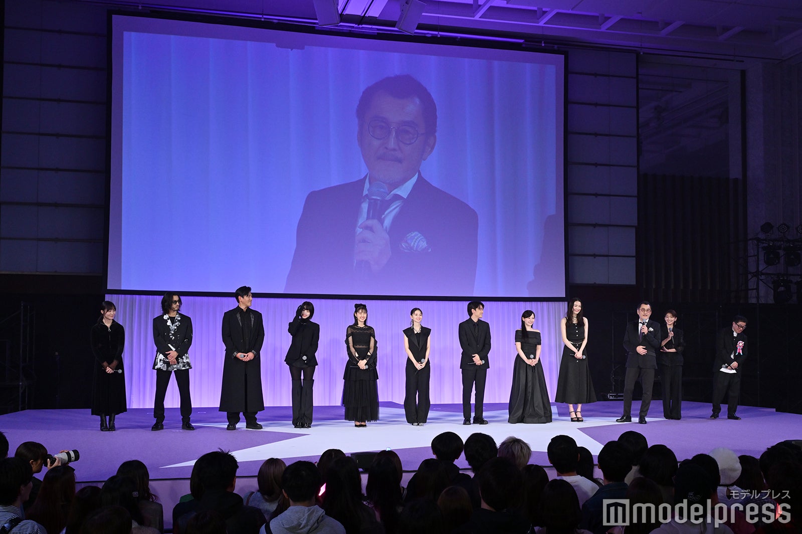 （左から）松本花奈監督、金子ノブアキ、要潤、あの、原菜乃華、齋藤飛鳥、櫻井海音、齊藤なぎさ、茅島みずき、吉田鋼太郎、倉科カナ、スミス監督（C）モデルプレス