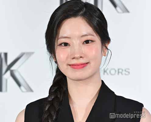 TWICEダヒョン、初の単独来日にファン殺到 美脚際立つ衣装で登場