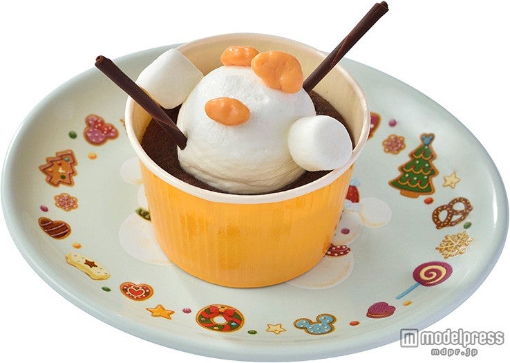 ２パーク共通：チョコレートケーキ、スーベニアプレート付き（C）Disney