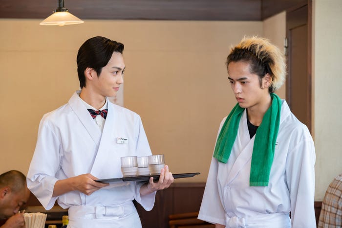 (左から)吉野北人、奥野壮 (C)「トーキョー製麺所」製作委員会・MBS