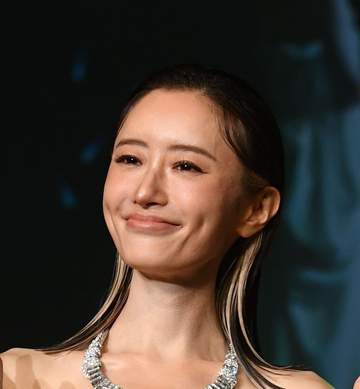 スゲェ、松本まりか41歳、授賞式チューブドレス姿が衝撃作 これはめちゃくちゃ鍛えてる！肩も腕も全く無駄なしの美しさ 女優の本気