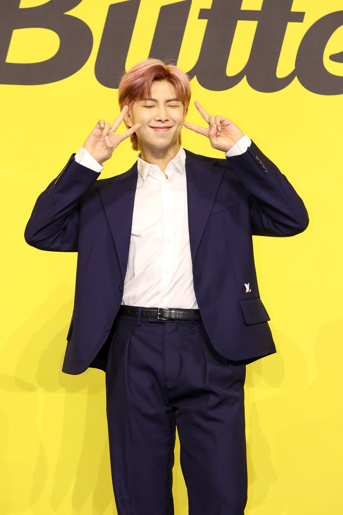 Bts 新曲 Butter 7人で会見 Vはくるくるパーマ J Hopeは バターカラー に モデルプレス Bts 新曲 Butter 7人で会見 Vはくるくるパーマ J Hopeは バターカラー に モデルプレス