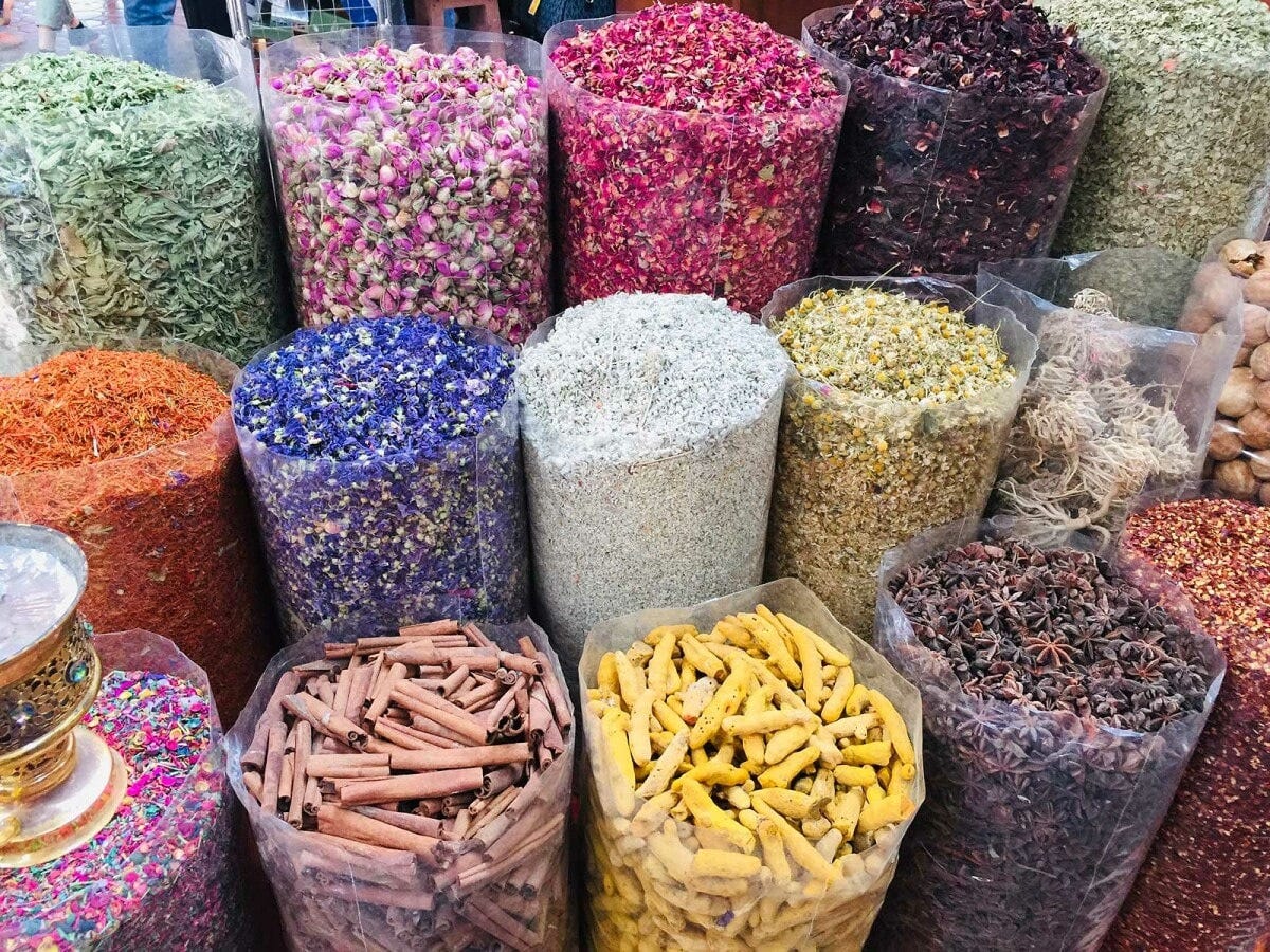 ドバイらしいフレッシュなスパイス類もお得に入手可能