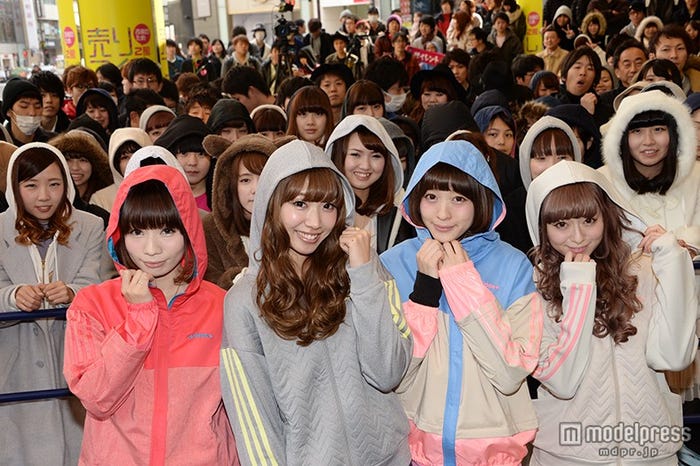 今話題の“おかぶり女子”のスタイルでファンと渋谷に集結したSilentSiren【モデルプレス】
