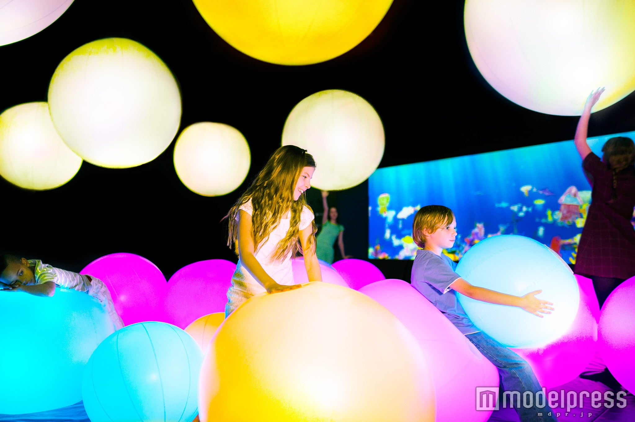 光のボールでオーケストラ／画像提供：チームラボ