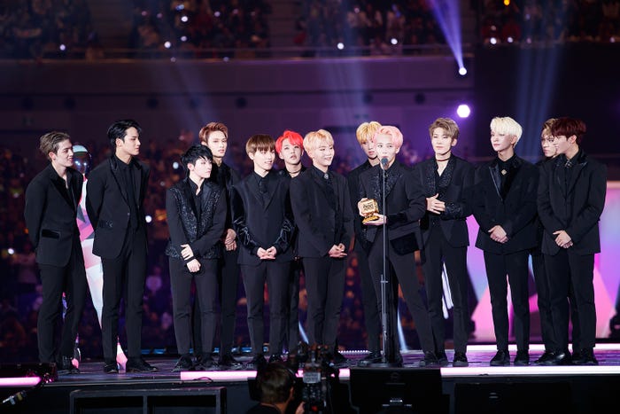 「ベストダンスパフォーマンス 男子グループ部門」を受賞したSEVENTEEN(C)CJ E&M Corporation, all rights reserved