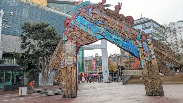 街中にも、マオリの文化が根付く。大切にする門が設置されていたり、アートワークにマオリのモチーフが使われている